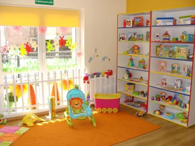 Sala z półkami pełnymi zabawek