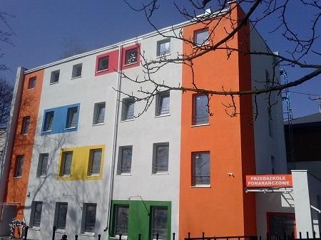 Kolorowy budynek przedszkola